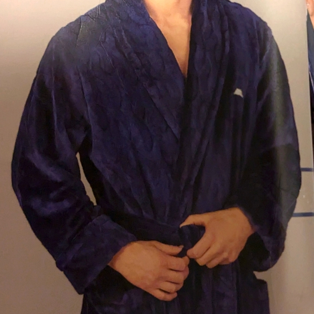 New with tags, men's plush navy blue robe